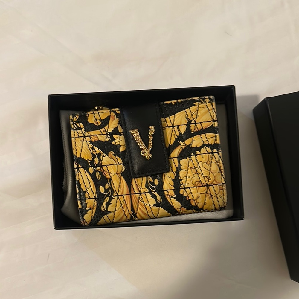 VERSACE Virtus Quilted Leather Wallet Gold and Black Pattern,Brand New With Tags - Picture 16 of 17
